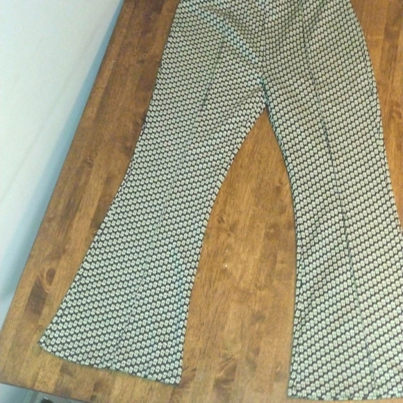 NWT GiGio Daisy Dreaming Bell Bottom Floral Pant L Hippie 60s Style - Picture 1 of 7